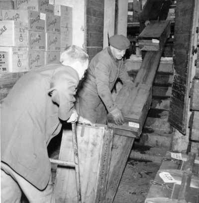 Gamla systemlokalerna vid torget.  Kalle Larsson i keps, Västrahult. 