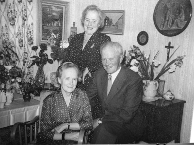 1. Gerda Jonsson född Lindblom 2. Nanna Lindblom  3. Einar Lindblom.      