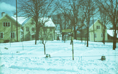 Vimmerby församlingshem med flygelbyggnader
vinter 

090421/KG