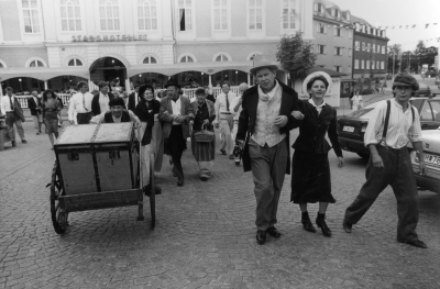 Troligen ett foto från teaterföreställningen Ett resande teatersällskap som startade på Stadshotellet och förflyttade sig till Komedianten.