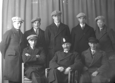 Mönstring i Vimmerby. De blivande beväringarna är födda 1911. Fr v ?, Fjärdingsman Axel Strömberg Marstad Östergård, Sigvard Gustafsson Gransebo. Stående fr v Klas Karlsson Järpekullen, Gunnar Andersson (Lennstam) Lilla Vi, Hans Karlsson Hallersrum, Helge Karlsson Ekstugan Björkesnäs.
Djursdala

