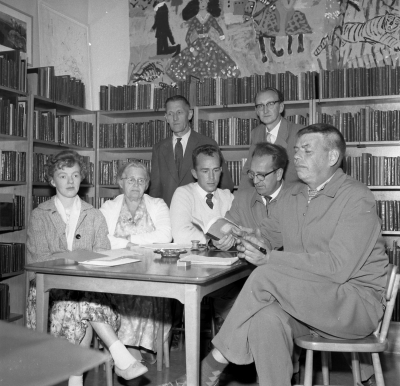 ABF:s styrelse 
Stående från vänster: Thorvald Eriksson och Jean Aronsson
Sittande: 1. ? 2. Agda Kempe 3. Yngve Leander 4. eller 5. Folke Gustavsson

Dok.111021/KG