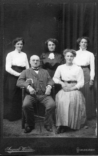 Grosshandlare Hampus Andersson med fru och 3 döttrar. Från vänster dottern Signe, fru, dottern Paulin och dottern Elisabeth.        