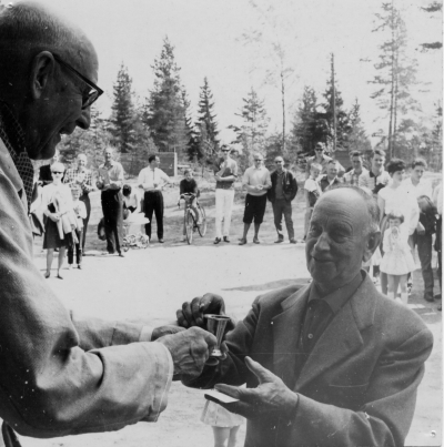 1) Robert Karlberg ingenjör  2) Hugo Tollén Lärare 1960-talet  Sven Persson bland publiken.         