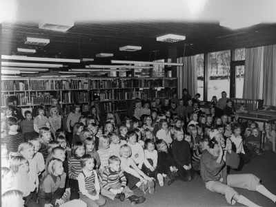 Stadsbiblioteket har barnteater 1974. I bakgrunden Pi Lind. T.E.