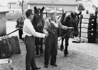 Spritbolagets gård.  Från vänster 1. Sven Bjerkeskog. Föreståndare för Spritbolaget  2. Hilmer Claesson.  Åkare  Stadens sista häståkare.  
Hästarna på bilden heter Pelle och Stjärna. (Hilmer Classon) verksam till oktober 1969