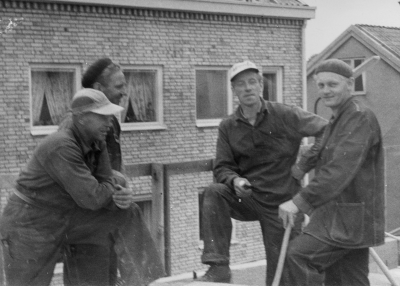 Vid byggnation av Lundbergs fastighet 1957
Fr.v.
Gustavsson
Okänd
Lennart Lidestrand
Bertram Johansson