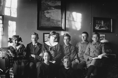 I soffan:1. Karin Henriksson 2. ? 3. Elly ? Henriksson, 4. Olle Tydén 5. Axel Stare 6. ? 
På golvet: 7. Maj Steninger 8. Birger Tydén 