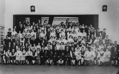 I mitten Riksspeleman Ivar Hultqvist, Norrköping. 