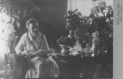 Nanny  Wahlberg född Hult. Mor på 70-års dagen 4/6 1921.