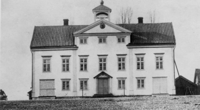 ju långt före jag minns ej denna överbyggnad över dörren men väl gallren för fönstren där sparbank?  båda ändarna spruthus. Almér 27/2 1949.  

Rådhuset byggt 1824-1825. Se ritning som finns på stadshuset godkänd av Karl XIV Johan (gillas skriver han).  Huset inrymde då; Drätselkammare, Telefonstation, Poliskontor, Rådhusrätt , Arrestlokal, Brandstation.   T.E.