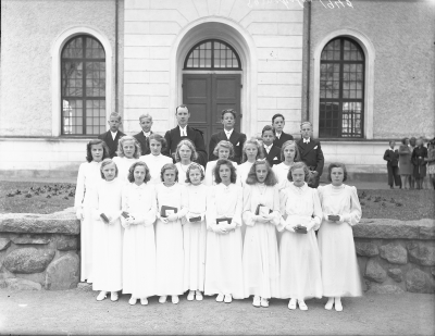 Vimmerby kyrka 
Bakre raden: 1. ? 2. Arne Pettersson Toverum 3. ? 4. Ivan Sjunnebo 5. Bo Castenfors 6. ? 7. Torsten Jarbe
Mellanraden: 8. ? 9. ? 10. Gun - Britt Gustavsson Kvilla 11. Inga ( Lydia Anderssons dotter ) 12. Margit Samuelsson gift Salander 13. Bibbi Larsson Nydal 14. ? 
Främre raden: 15. Britta Danielsson 16. ? 17. ? 18. Inga Berg ( mejeristens dotter ) 19. ? 20 ? Johansson 21. ? 22. Birgit Svensson Kvavhult 