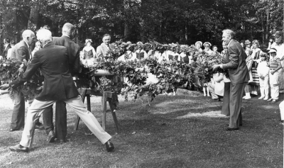Midsommarfirande i Brunnsparken Södra Vi 
I mitten Birger Svensson i förgrunden Olle Schultz 