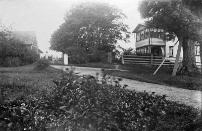 Knabbarp.
 Till höger Tekla Karlsson-Samuelssons gård.      