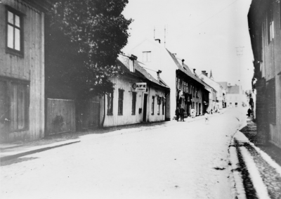 Storgatan, väster. Oscar  II:s gata omkring 1915, Till vänster, gamla Apoteket, nuvarande Frälsningsarmén.   T.E.