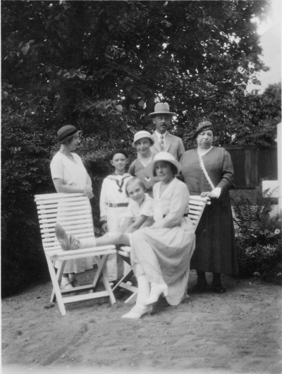 O.G Wahlbergs firande av hans 100-årdag
Kerstin Hornwall, Karl-Otto Hornwall, Sigrid och Erik Wahlberg, Gertrud Lissell, Britt-Mari Hornwall, Olga Wahlberg
2 juli 1933

Dok.090630/SJ