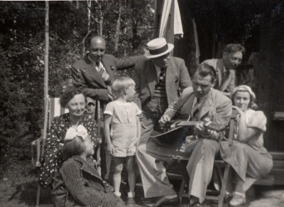 Gråehus midsommar 1937
J.Wahlberg, S.Wahlberg, Gustaf-Adolf Walberg, Hans Göran, O. Lissell, Erik. Lissell, Erik Wahlberg, Gustaf-Adolfs biträde

Dok.090702/SJ