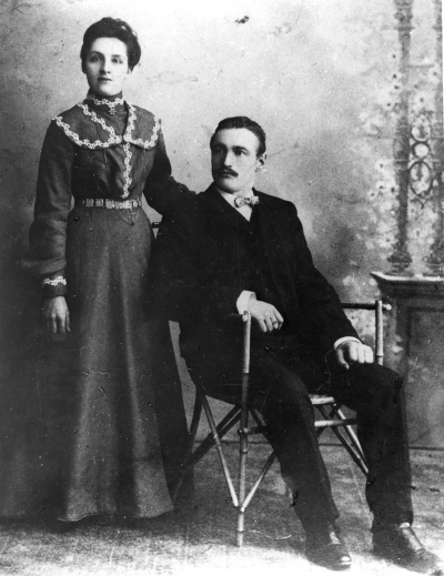 Erik Ragnar Waern, apoteksbiträde i Vimmerby född 24-10-1877 i Ronneby, död i Vimmerby 9-12-1919. Fru Emma Jonasdotter - Waern född i Åmål, 13-11-1884, död i Vimmerby 3-8-1960. Drev kaférörelse i Frälsningsarmens hus från 1912. Flyttade sedan rörelsen till Barkmanska fastigheten vid torget 1925, på 1950-talet övertogs rörelsen av en son.    