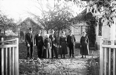 Familjen Karlsson, Borghult,,  Vimmerby.
Fr.v. Karl-Oskar, Elof, Ida, Gunnar, Anna, August och Elin. Karl-Oskar gift med Ida. Deras barn Elin, August, Anna, Elof och Gunnar (i ålderordning).