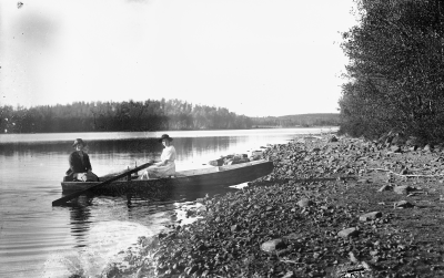 Helga Karlsson och Ingrid Hansson, vid Nossen, Vimmerby.