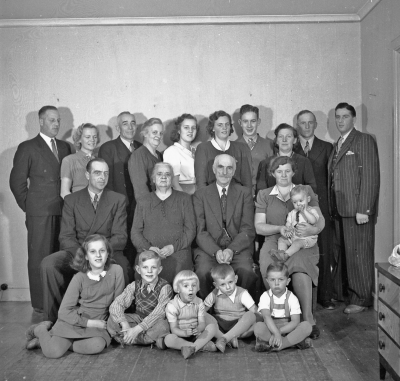 Karl Svensson med familj
På bilden bland andra Aina Lissie Åke Lillan 

Dok.111102/KG