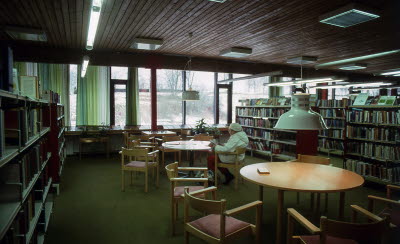 Interiör fån biblioteket vid Tullportskolan

090401/KG