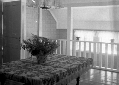 Barnhemmet, Krön Vimmerby
"Meddelande
På förekommen anledning får jag härmed bedja de lantbrukare, som på hösten 1927 skänkte en del timmerstockar för uppförande av barnhemsbyggnaden i Vennebjörke, vända sig till mig före den 15 april för utfående av den ersättning, vartill de kunna anse sig vara berättigade. Då jag ej vet om barnhemmets verksamhet kommer att fortsätta efter detta års utgång, vill jag hava klarhet i denna sak. Vimmerby den 21 mars 1940. Mimmi Ingeström"
Vimmerby Tidning 20/3 1940



Dok.080214/RS