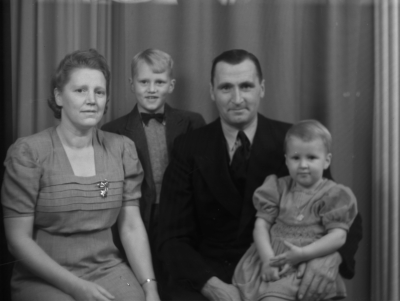 Gunnar Karlsson, barnen Tage och Lilian,  Södra Vi



Dok.080204/RS