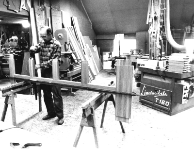 Dokumentationsfotografering av tillverkningsprocessen på Snickargården.
Vårvintern 1988
Tillverkning av fransk pardörr.
Avbildade personer:
Tönnes Andersson
Bernth Ericsson
Lillan Ericsson
Alvar Andersson
Bildmaterialet användes senare till en skärmutställning om Snickargården som visades på Vimmerby Bibliotek