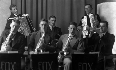 Fox orkester, Frödinge. Bakre raden fr v Gunnar Dahlström, Alvar Nilsson och Ivan Nilsson. Främre raden fr v Henry Nilsson, Göte Karlsson (Jarkman), Per-Birger Karlsson och Sven Bergkvist. Alvar, Ivan och Henry var bröder liksom Göte och Per-Birger (söner till August Karlsson gästgivare, Frödinge)



Dok.07-09-11/RS