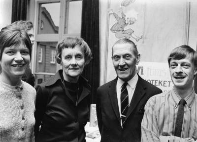 Bibliotekets utställning vid premiären på "Emil"-filmen den 4 dec. 1971. Fr.v. Margareta Josefsson, Bibliotekarie, 2 Astrid Lindgren Författare, 3 Thorvald Eriksson f.d. Bibliotekarie, 4 Sture Nilsson, 1:a kontorist (Bilden tagit på Rådhussalen). T.E.