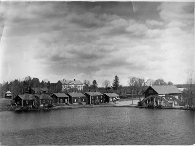 Smedstugorna med bland andra skomakare Johansson " Tjingeletjo ", längst till höger Konsum. Herrgården i bakgrunden