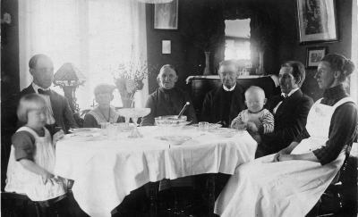 Fr. vänster 1. Maj Gustafsson,  2. Teodor Gustafsson, 3. Birger Gustafsson, 4. Teodors mor gift med Frans Gustavsson, 5. Frans Gustafsson  "Frans i Bäcken",   6. ?  7.  J.  Lindgren, bagare,  8. Fru Elin Lindgen. 