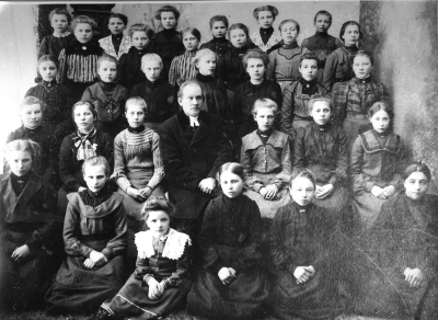 1 Ida Svahn 2 Mary Andersson död 3 Signe Lindberg död 4 Edla ? 5 Anna Nilsson död 6 Berta Andersson 7 Anna Viksten 8 Karin ? 9 Anna Åberg 10 Stina Svensson död 11 Helga Lang - Larsson död 12 Karin ? 13 Ebba ? 14 Elsa Jonsson - Nyberg död 15 Ester ? 16 Nanny ? 17 Emmy Rudell 18 Hanna Flink - Karlsson död 19 Karin ? 20 Ester Johnsson - Karlsson 21 Anna Strid 22 Julia Vredberg Storebro 23 A.F. Nyberg Komminister 24 Ragnhild Blomkvist 25 Edit Nyström Storebro 26 Edla ? 27 Ester ? död 28 Anna-Lisa ? Storebro 29 Gunhild Pettersson 30 Anna Hackel - Risberg död 31 Ester Svensson död 32 Amanda Lindgren död  Konfirmander Vimmerby Landsförsamling    T.E.