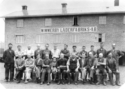 Vimmerby Läderfabrik
Industripersonal. Stående: 1. Edvin Karlsson ( "Trumphult" )  2. Axel Karlsson ( "Sjöman" )  3. Adolfsson, Johan  4. Lundberg, Gillis  5. Lundberg, Folke  6. Erik Hermansson  7. Nilsson Helge  8. Arrenius Lindgren  9. Harald Ohlsson  10. Carl-Erik Rosell  11. Yngve Dahlman  12. Thure Gustafsson  
Sittande: 13. John Berggren  14. Grönbäck, Oskar  15. Arvid Ekström  16. Blom, Helge  17. Karl Villy Johansson  18. Samulsson Algot  19. Lundin  ( Sundin ) 20. Åke Fransson  21. Hugo Nilsson  22. Johan Eriksson  23. Ivar Carlsson
