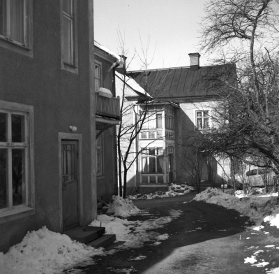 Ringvägen mars 1973 Till v. Ester Gustafssons hus Till h. Wilhelm Winells hus. T.E

Dok.110211/KG