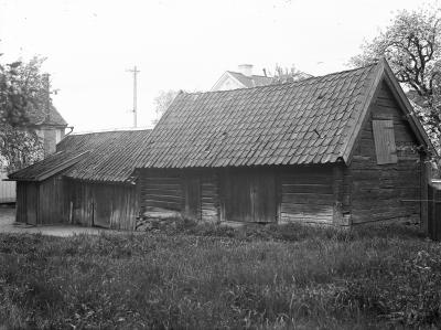 "Sill-Hilmas" stuga Kyrkogårdsgatan
"Exteriör från Skoglundska gården vid Kyrkogårdsgatan. (Huset räddades vid branden 1821) Flyttad till Gästgivarehagen där Pålssons guldsmedja nu finns." Thorvald Eriksson