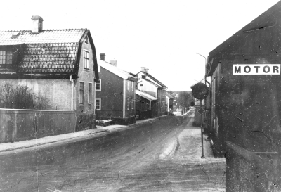 Stångågatan, 1970-talet.  Till vänster Båtsmansbacken, 
till höger bakgården på Albin Carlssons järnhandel.