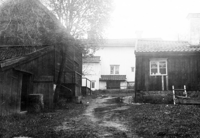 Gårdsinteriör, Oscar II:s gata 17. Huset till höger har under 70- 80 år använts till plåt- o.kopparslageriverkstad. Kv. Tjädern 2. Ägare Vilhelm Karlsson.   T.E.
Storgatan Garvaregården
