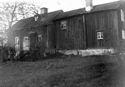 Gamla Hultsfredsvägen till höger.  I detta hus bodde på 1800-talets slut Repslagare Bauman och hade sin "bana" väster ut från huset. Ägdes i många år av en släkt Westerberg, sedan av Petrus Johansson, nu i Kvillehult. ("Knalle Pelle") död 1976. Denna Bauman var filmregissör Schamyl Baumans farfar.   T.E.
