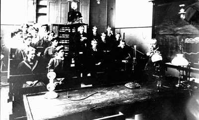 Samskolan, Rektor Björklund,  Stina Carolina Persson,  Ester Carlsson, Ella  Antoni, Karin Tidman (kyrkoherdedotter),  Olga Andersson från Kisa,  Sigrid Carlsson,  Lisa (Winell) Rundqvist,  Emy Karlsson  Tranås,  Karin Strömert,  Uno Törnqvist,  Verner Ekelund, Hagelsrum,  Robert Karlberg,  Martin Höglander,  Axel Karlsson Åbro,  Gunnar Kratz,  Anton Berglund,  Rektor L.A. Björklund.   