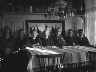 Skolbarnen hos Göta Tisell och Hedvig Forsell

( Känner inte igen dem då det var före min tid, säger Elsa Blomberg )