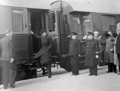 Kungen stiger ur sin salongsvagn kl. 9, för att per bil fortsätta söderut.  Fr. v.  2. Kung Gustav VI Adolf, 3. Karlsson, ( Trumphult ,)  7. Ruben Wagnsson, landshövding.      