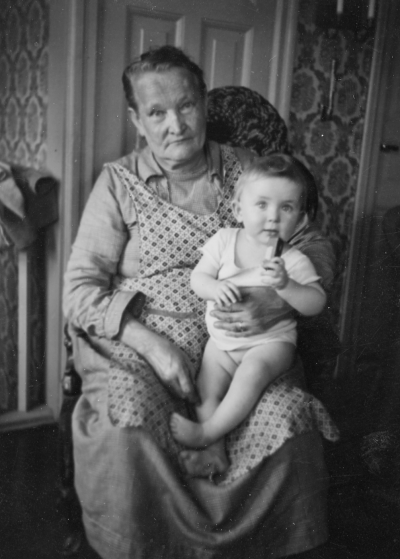 Helge o Arturs mor Hilda.   
