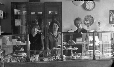 Waerns café Stora Torget. I mitten ägarinnan Waern.




