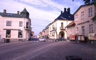 Innan Drottninggatan breddades låg Gamla Rektorsgården, senare Stadsbiblioteket, i kanten av kyrkans område. Byggnaden revs 1973, då det nya biblioteket nedanför kyrkogården stod klart. (Bildid. 12639)
