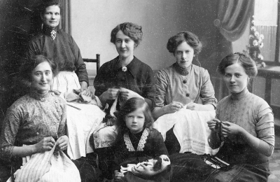 Från vänster  2. Fru Sofia Karlson, sömmerska Vimmerby  3. Lisa Karlsson gift  Åberg  6. Elsa Karlsson ( Willys syster ) gift Hjelm.     