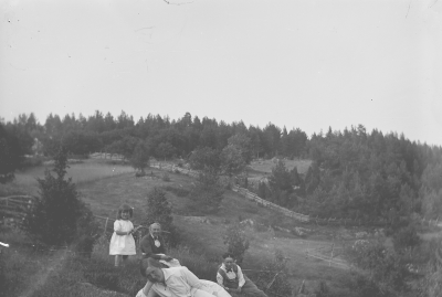 Fröken Fröberg på besök
Från vänster: 1. Elsa Blomberg ( född Hallberg ) 2. Beda Forsell 3. Ingrid Forsell 4. Gertrud Fröberg
Vi bodde sommartid på Grönkullen
Troligen år 1917