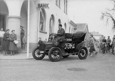 Ford 1904  Smålands Expo V.by 1954. Damerna från vänster Endis Carlsson och Britta Widell.     