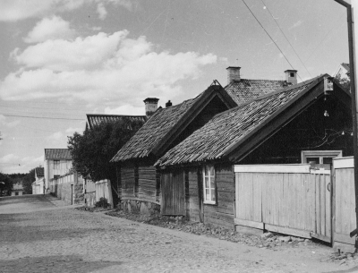 "Östra Kyrkogårdsgatan byggnaden i förgrunden nu i Gästgivarehagen, vari Skräddare Ekberg hade skrädderi, tidigare bodde s.k. "Sill-Hilma" en syster till poliskonstapel Gustav Andstedt." Thorvald Eriksson